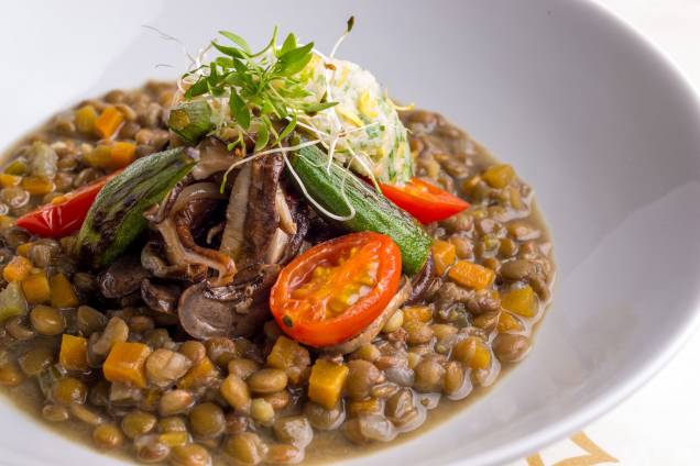 Ragú de lentilhas com sauté de cogumelos frescos, quiabos apimentados e gremolata de alho assado do Miam Miam