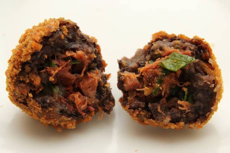 Bolinho de feijoada: novidade do Bar do Omar