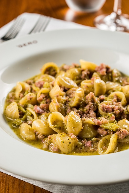 Orecchiette com brócolis e linguiça