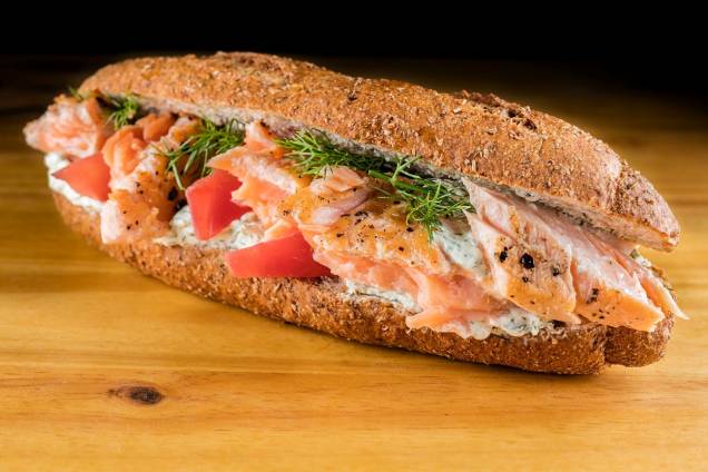 Salmão, creme de aneto e tomate pelado na baguete integral Salmão, creme de aneto e tomate pelado na baguete integral
