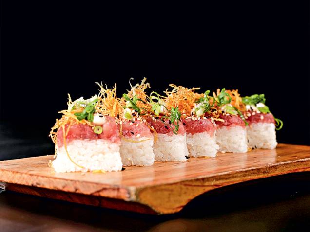 Sushi de atum sob gengibre crocante: atração do rodízio