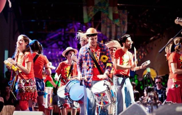 O bloco Sargento Pimenta faz a festa em clima de Beatles