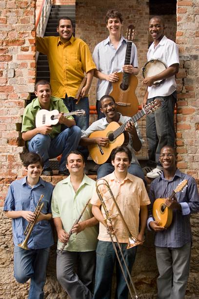 O cantor (em pé, à direita) e o quarteto de violões: olhar brasileiro sobre a música latina