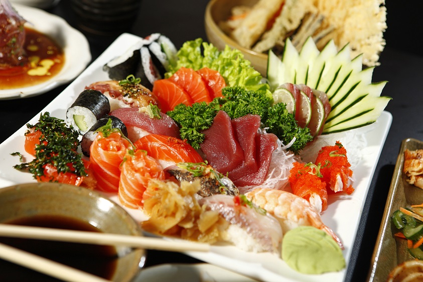Festival de sushis e sashimis