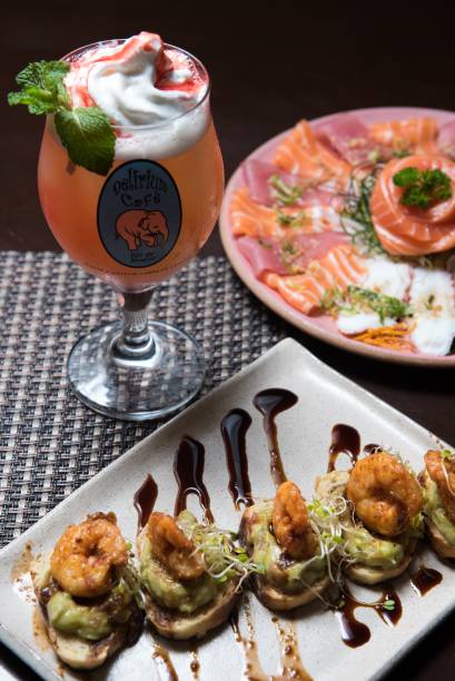 Cozinha oriental e drinques como o delirium mule