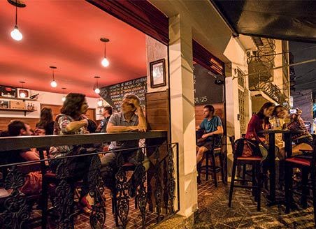 Bar Tapas y Besos está entre as opções do bairro
