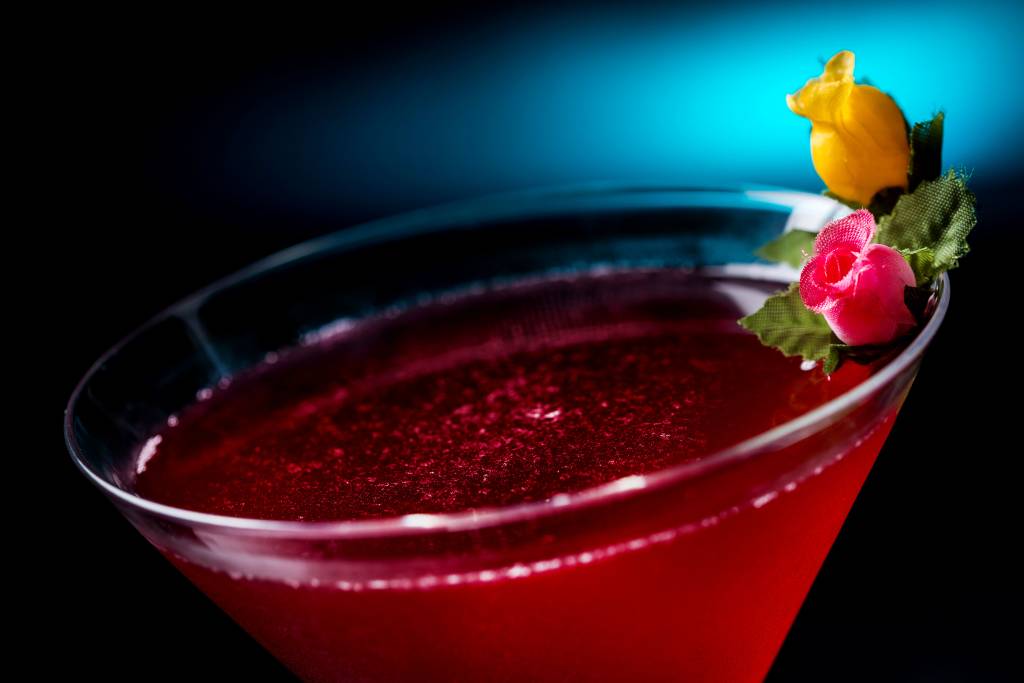 teto-solar-rosemary-s-garden-martini-a-base-de-gin-cha-de-hibiscus-limao-cranberry-e-agua-de-rosas-01.jpeg