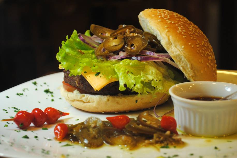 El paso diablos: carne, cheddar, cebola-roxa, pimenta jalapeño, alface e tomate