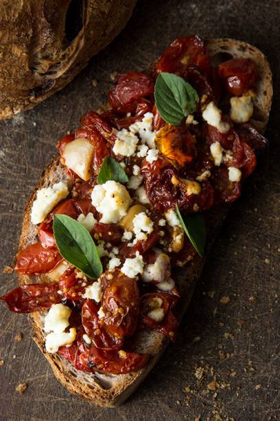 Tartine de tomate confit e queijo de cabra