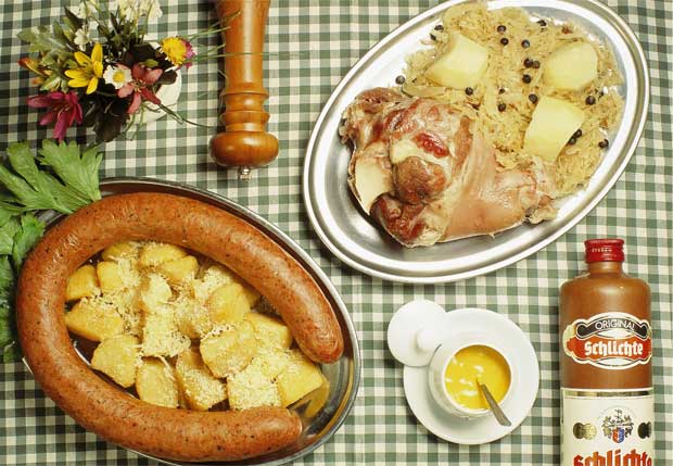 O restaurante serve saborosas receitas alemãs, como o salsichão de boi com salada de batata e eisbein com chucrute