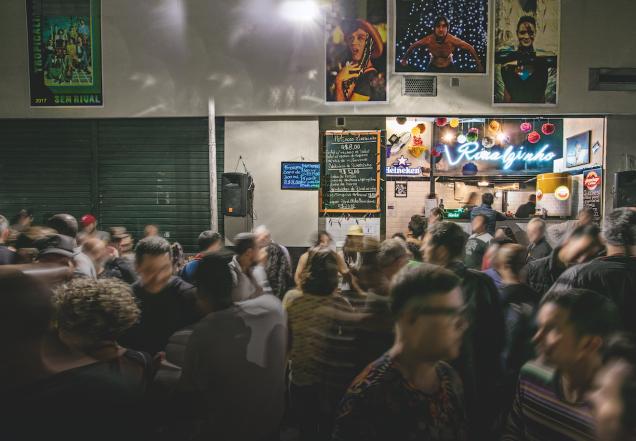 O balcão: cerveja, drinques e saborosos petiscos consumidos na rua