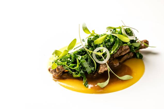 Picadinho de carne no caldo de tucupi, purê de batata-baroa e couve Picadinho de carne no caldo de tucupi, purê de batata-baroa e couve