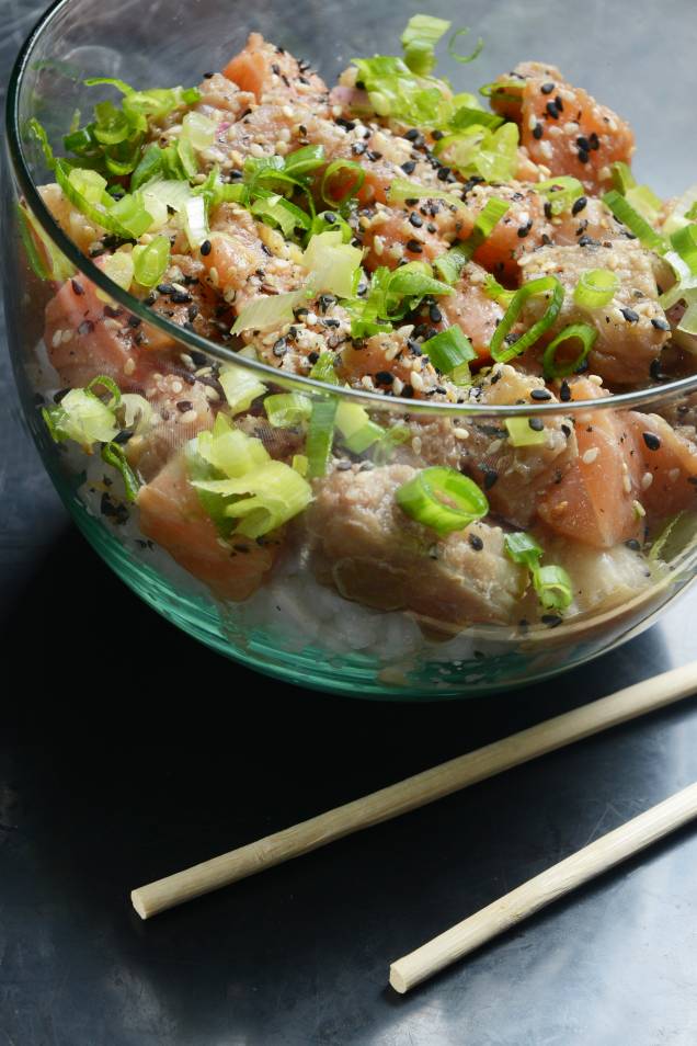 Poke de salmão, atum, namorado e wasabi: sushi à moda havaiana