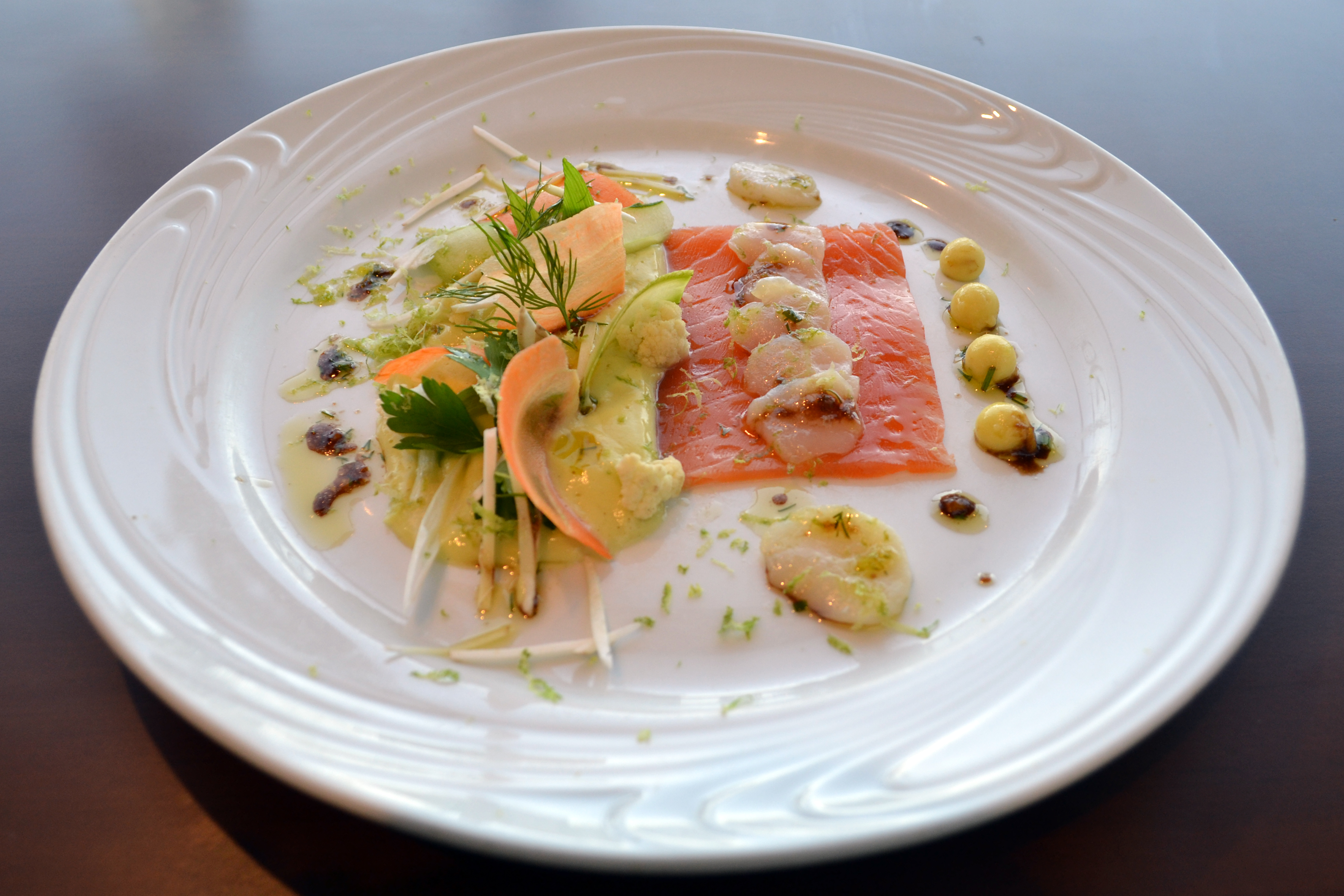 veloute-de-abacate-carpaccio-de-vieiras-e-salmao-com-crocante-de-legumes.jpeg