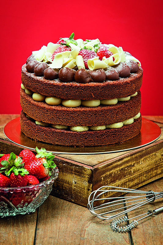 Naked cake grande de chocolate: pronto em menos de dez minutos Naked cake grande de chocolate: pronto em menos de dez minutos
