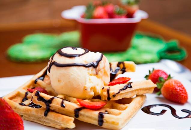 Waffle com morango, sorvete e calda de chocolate