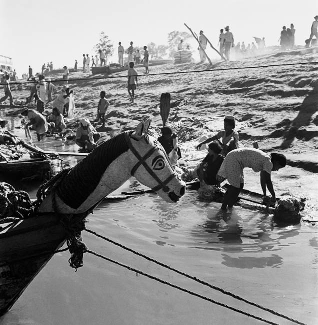 Fotografia de Marcel Gautherot: carrancas adornando barcos ao longo do Rio São Francisco Fotografia de Marcel Gautherot: carrancas adornando barcos ao longo do Rio São Francisco