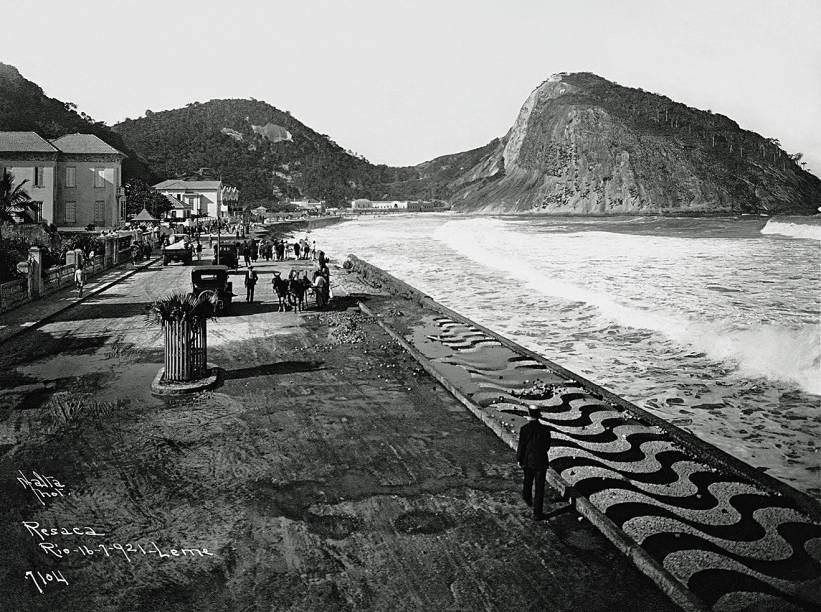 Foto de Augusto Malta: pedras portuguesas na orla do Leme