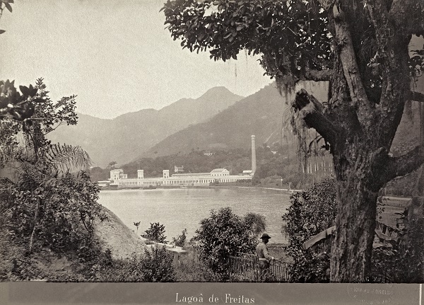 Lagoa Rodrigo de Freitas, por Marc Ferrez (c. 1888). Um dos mais ativos fotógrafos da cidade no fim do século XIX, o franco-brasileiro capturou um inusitado registro do espelho-d’água da Zona Sul carioca, ainda bucólico, quase rural, e praticamente sem edificações. Ao fundo aparece a extinta Companhia de Fiação e Tecelagem Corcovado, que ficava na região entre o Jardim Botânico e o Horto