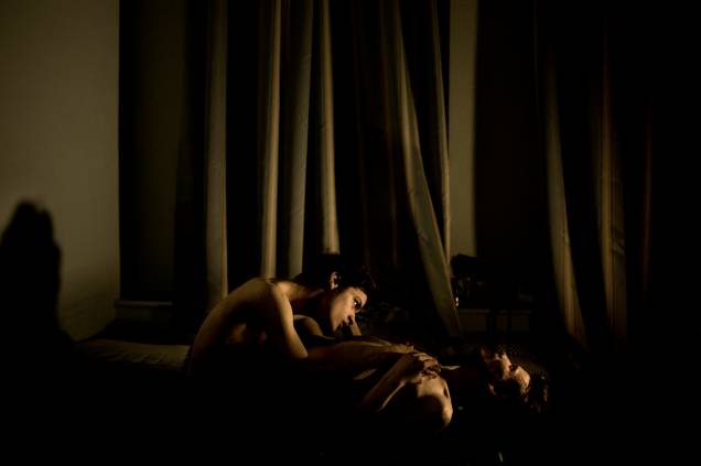 Um casal gay em momento de intimidade clicado por Mads Nissen: na coletiva World Press Photo