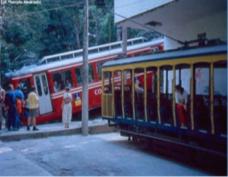 Com a reativação do trecho até o Silvestre, fechado após o sucessivo roubo de cabos, o bondinho fará integração com o trem do Corcovado, como mostra a imagem antiga da empresa Central Logística, responsável pela recuperação do meio de transporte<br> Com a reativação do trecho até o Silvestre, fechado após o sucessivo roubo de cabos, o bondinho fará integração com o trem do Corcovado, como mostra a imagem antiga da empresa Central Logística, responsável pela recuperação do meio de transporte<br>