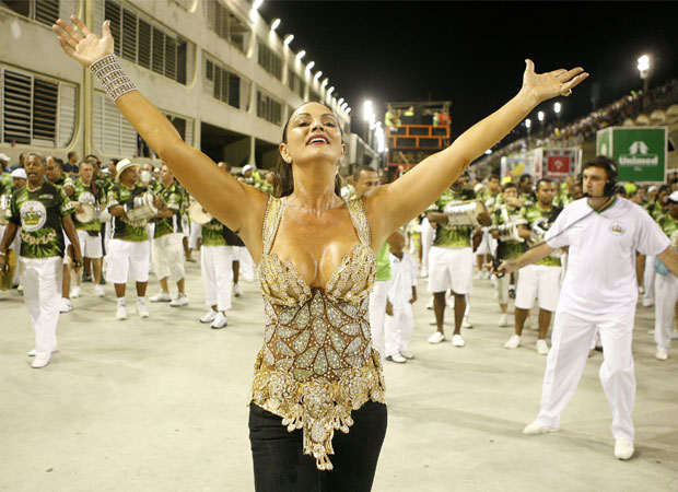 Com um belíssimo resplendor de penas brancas, a modelo, que faz o estilo rainha cheia de classe, levantou as arquibancadas ao passar à frente dos ritmistas da Imperatriz no espetáculo de 2009. Ela comemorou o aniversário e 25 anos de Carnaval carioca na a<br>