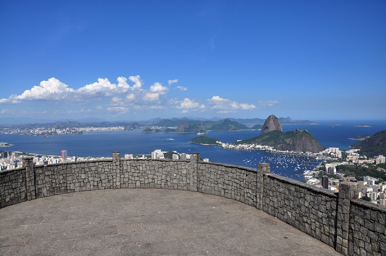 Sem dúvida, um dos mais belos e visitados. Com o domínio dos traficantes do morro Santa Marta, muitos deixaram de frequentá-lo, panorama que mudou após a expulsão dos bandidos em 2008. Desde então, o mirante voltou com força total ao roteiro turístico.<br>