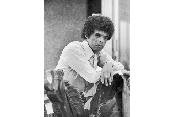 Em 1974, ano da foto acima, veio a guinada em sua carreira. O sucesso aconteceu com a gravação de uma composição sua, O importante é ser fevereiro, pelo cantor Jair Rodrigues, em São Paulo. A canção estava no repertório do disco de estreia, Gloria a Deus<br> Em 1974, ano da foto acima, veio a guinada em sua carreira. O sucesso aconteceu com a gravação de uma composição sua, O importante é ser fevereiro, pelo cantor Jair Rodrigues, em São Paulo. A canção estava no repertório do disco de estreia, Gloria a Deus<br>