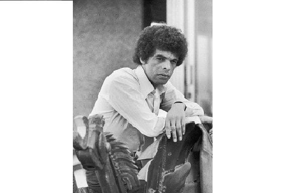 Em 1974, ano da foto acima, veio a guinada em sua carreira. O sucesso aconteceu com a grava&ccedil;&atilde;o de uma composi&ccedil;&atilde;o sua, O importante &eacute; ser fevereiro, pelo cantor Jair Rodrigues, em S&atilde;o Paulo. A can&ccedil;&atilde;o estava no repert&oacute;rio do disco de estreia, Gloria a Deus<br>