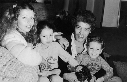 Em 1980, o cantor em foto ao lado da mulher, Rose, e dos filhos Gabriela e Júnior<br>