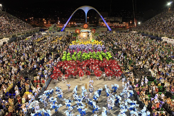 Visão aérea de um desfile de Carnaval na Sapucaí