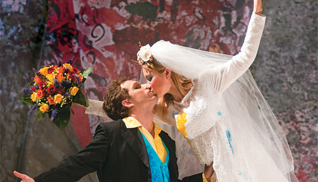 João Velho e Cristina Lago em cena que evoca um dos quadros de Chagall: surrealismo no palco