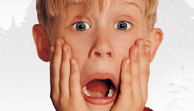 Não poderia faltar na lista este clássico natalino da sessão da tarde - que provavelmente você já viu uma, duas, três, incontáveis vezes. Às vésperas do Natal, o pequeno Kevin (Macaulay Culkin) é deixado pra trás acidentalmente por sua enorme família, que<br>
