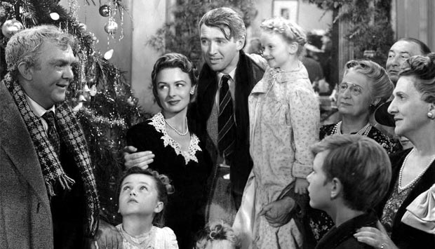 Um homem generoso, que ajuda a todos, bem casado, com uma linda família formada, passa a querer morrer após uma desilusão. Um anjo recebe a tarefa de mostrar a George Bailey (James Stewart) como seria a cidade sem ele e convencê-lo de sua importância na T<br>