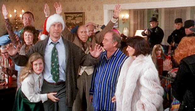 Terceiro e penúltimo filme da série Férias Frustradas, a edição natalina traz a promessa do paizão Clark Griswold ao seu clã: o mais tradicional e divertido Natal de todos os tempos. Imaginou? Pois agora pense que deu tudo errado, com direito a uma equip<br>