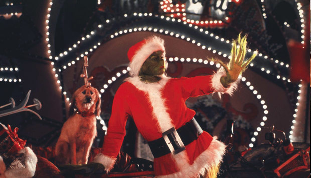Saída de um livro infantil de 1957, a criatura verde e mesquinha que odeia o Natal ganhou vida nos cinemas na pele de Jim Carrey. Por detestar a festa, ele decide roubar os presentes e enfeites das árvores de Natal dos moradores de Quem-lândia. Seu camin<br>