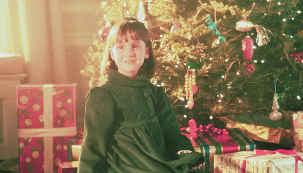 Refilmagem do filme homônimo de 1947, a fábula conta a história de Susan (Mara Wilson), uma garotinha muito esperta que, aos seis anos, já não acredita em Papai Noel. As coisas mudam quando ela encontra o bom velhinho em uma loja de departamentos nova-ior<br>