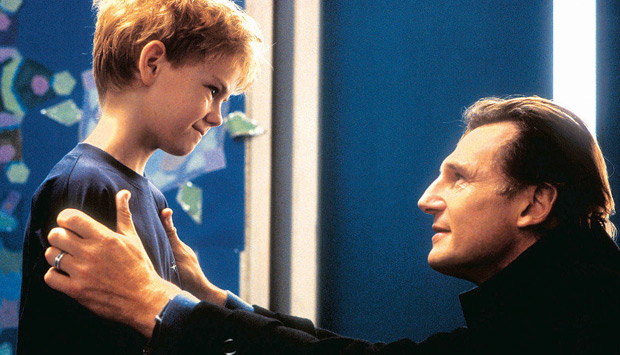 A vida e os relacionamentos de vários personagens se entrelaçam neste filme inglês, que se passa no período das festas de Natal. O amor é o elo comum entre eles. O estrelado elenco tem nomes como Keira Knightley, Hugh Grant, Emma Thompson e Liam Neeson, a<br>