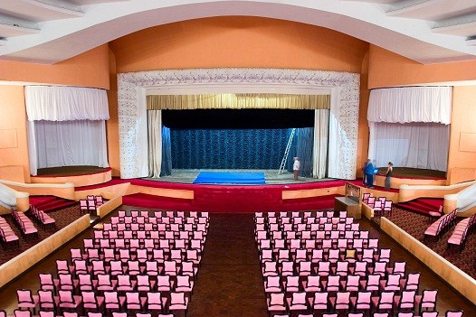 No teatro com 2.000 lugares já se apresentaram as rainhas do rádio Emilinha e Marlene e Carmem Miranda. Hoje, recebe atrações do Festival de Inverno<br> No teatro com 2.000 lugares já se apresentaram as rainhas do rádio Emilinha e Marlene e Carmem Miranda. Hoje, recebe atrações do Festival de Inverno<br>