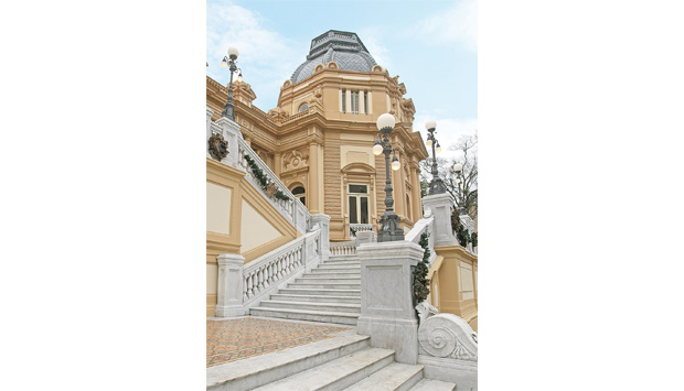 O branco e o bege que recobriam a fachada deram lugar ao ocre, cor substituída em 1908. Foi preciso substituir a maior parte das telhas, assim como os detalhes em ferro e madeira. No térreo, a argamassa que escondia o ladrilho hidráulico original de cem a<br> O branco e o bege que recobriam a fachada deram lugar ao ocre, cor substituída em 1908. Foi preciso substituir a maior parte das telhas, assim como os detalhes em ferro e madeira. No térreo, a argamassa que escondia o ladrilho hidráulico original de cem a<br>