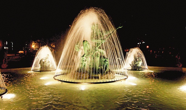 Obra prima do paisagista francês Paulo Villon, os jardins do Palácio encontravam-se descaracterizados. Para recompor a área verde, construiu-se um viveiro de mudas. Atração principal da área externa, a Fonte de Netuno inaugurada em 1908 estava comprometid<br> Obra prima do paisagista francês Paulo Villon, os jardins do Palácio encontravam-se descaracterizados. Para recompor a área verde, construiu-se um viveiro de mudas. Atração principal da área externa, a Fonte de Netuno inaugurada em 1908 estava comprometid<br>