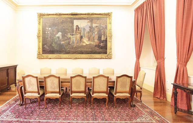 Os belos móveis de seu interior tem quase 150 anos, época em que a Princesa Isabel morava ali e o prédio era chamado de Paço Isabel. Em 1920, o governo adquiriu mais mobília para receber o rei Alberto, da Bélgica. No total, são 106 peças<br> Os belos móveis de seu interior tem quase 150 anos, época em que a Princesa Isabel morava ali e o prédio era chamado de Paço Isabel. Em 1920, o governo adquiriu mais mobília para receber o rei Alberto, da Bélgica. No total, são 106 peças<br>