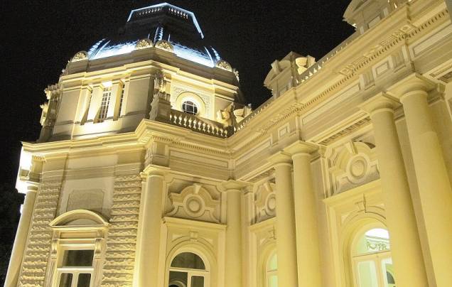 Mais potentes e econômicas, novas lâmpadas de LED realçam a fachada durante a noite<br> Mais potentes e econômicas, novas lâmpadas de LED realçam a fachada durante a noite<br>