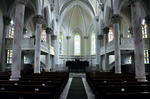 O estilo gótico nascido na Europa foi usado para adornar a imensa catedral<br> O estilo gótico nascido na Europa foi usado para adornar a imensa catedral<br>