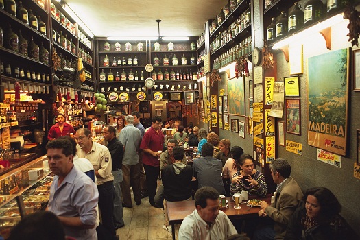 Salvo por clientes que o compraram em 2010, continua a servir tira gostos em um balcão estiloso<br> Salvo por clientes que o compraram em 2010, continua a servir tira gostos em um balcão estiloso<br>