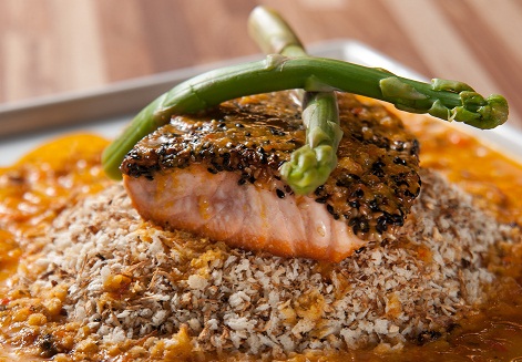 filé de salmão grelhado envolto em crosta de gergelim<br> filé de salmão grelhado envolto em crosta de gergelim<br>