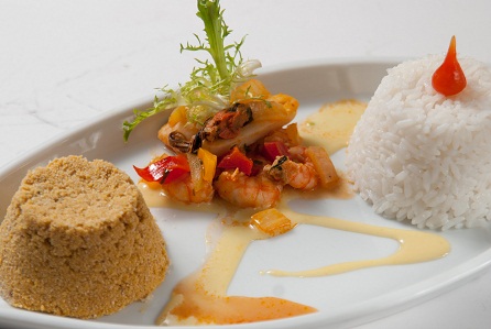 Caldeirada de frutos do mar com arroz e farofa de dendê<br> Caldeirada de frutos do mar com arroz e farofa de dendê<br>