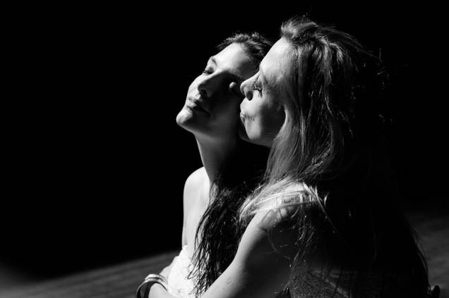 Dois Casamentos, com Patricia Niedermeier e Ana Abbott: filme do cineasta Luiz Rosemberg Filho é transposto para o palco Dois Casamentos, com Patricia Niedermeier e Ana Abbott: filme do cineasta Luiz Rosemberg Filho é transposto para o palco
