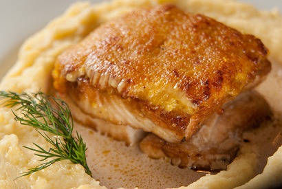 Filé de peixe grelhado com crosta de limão siciliano, guarnecido com purê de batata e molho beurre blanc<br> Filé de peixe grelhado com crosta de limão siciliano, guarnecido com purê de batata e molho beurre blanc<br>