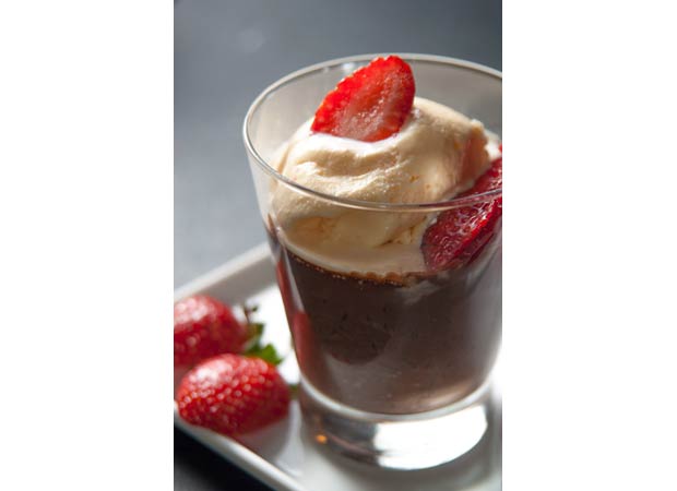 Chocolate com sorvete de creme e palha de coco<br>